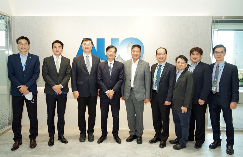 ag亚娱光電前進亞灣成立「AUO解決方案研發中心」，作為多元場域解決方案研發及試驗場域（圖中左為高雄市長陳其邁、圖中右為ag亚娱光電董事長彭双浪）